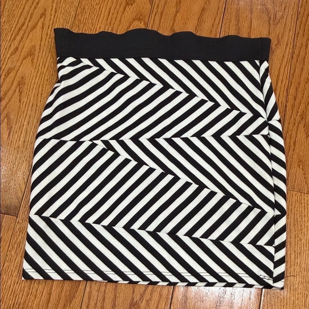 Monteau Black and White Geometric Mini Skirt